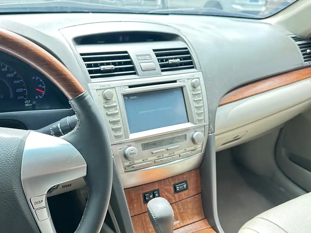 Toyota Camry 2010 — фото 10