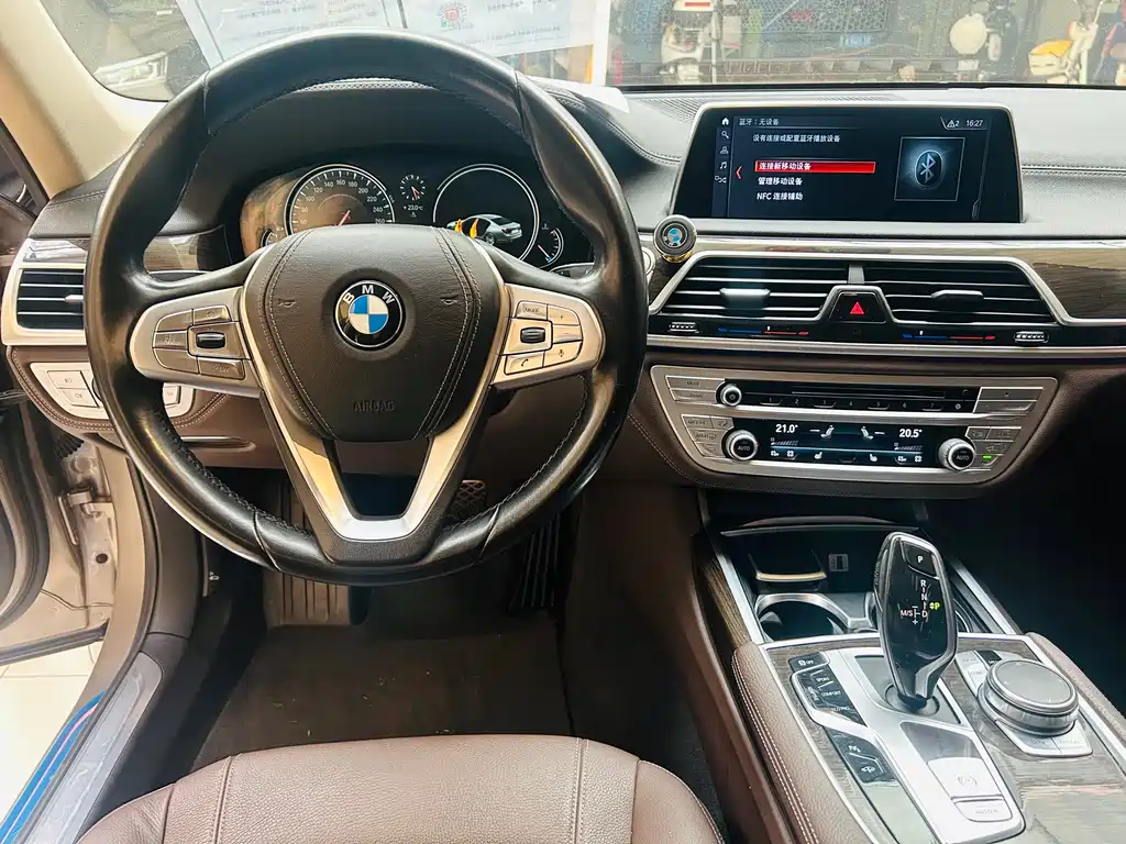 BMW 7 Series 2017 — фото 12