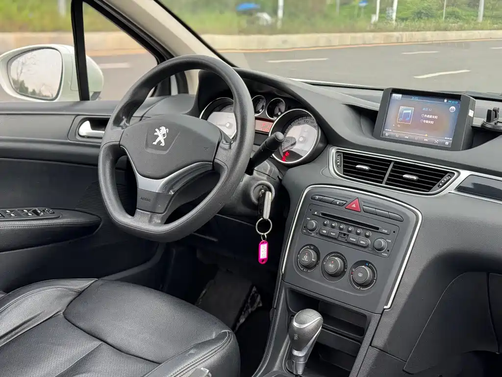 Peugeot 308 2015 — фото 16