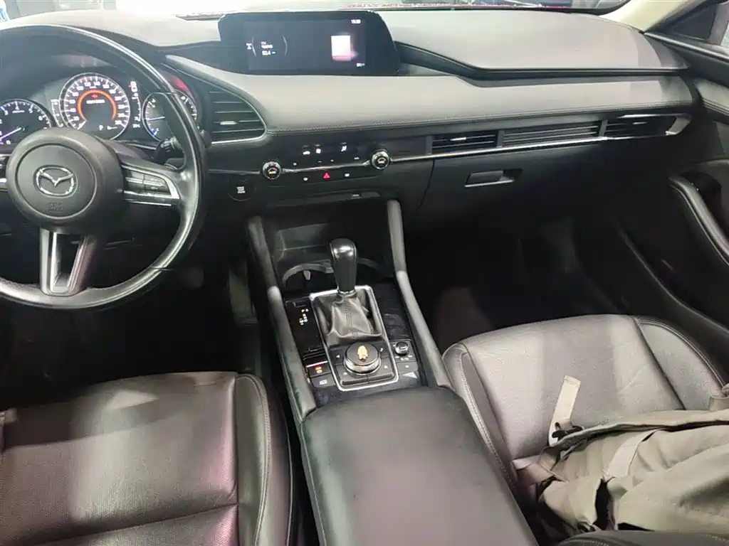 Mazda 3 Axela 2019 — фото 13