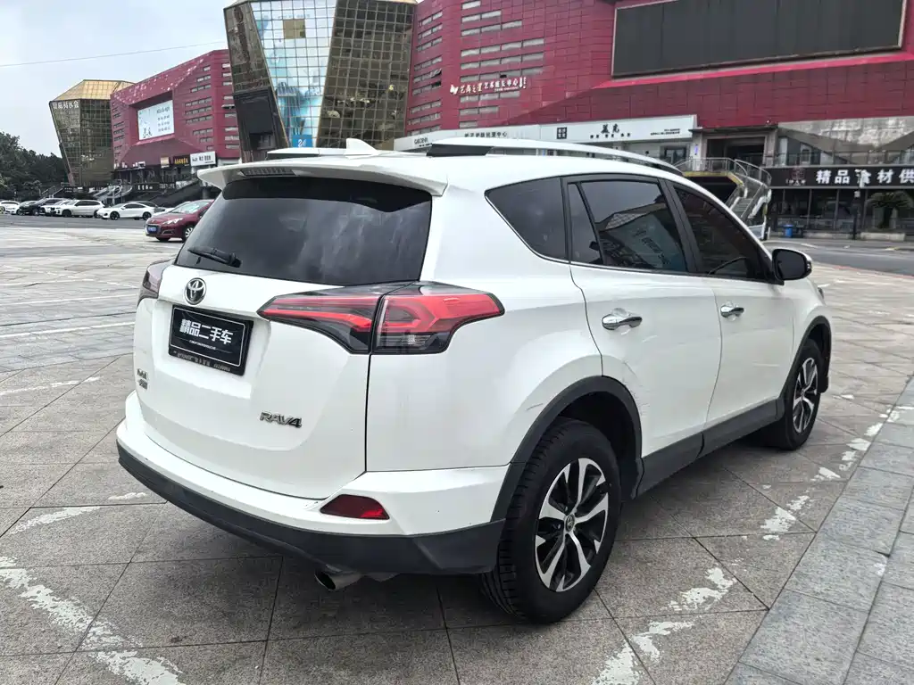 Toyota RAV4 2018 — фото 4