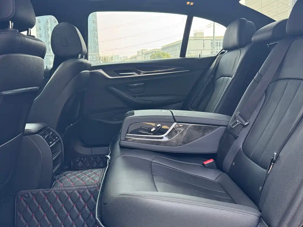 BMW 5 Series 2019 — фото 12