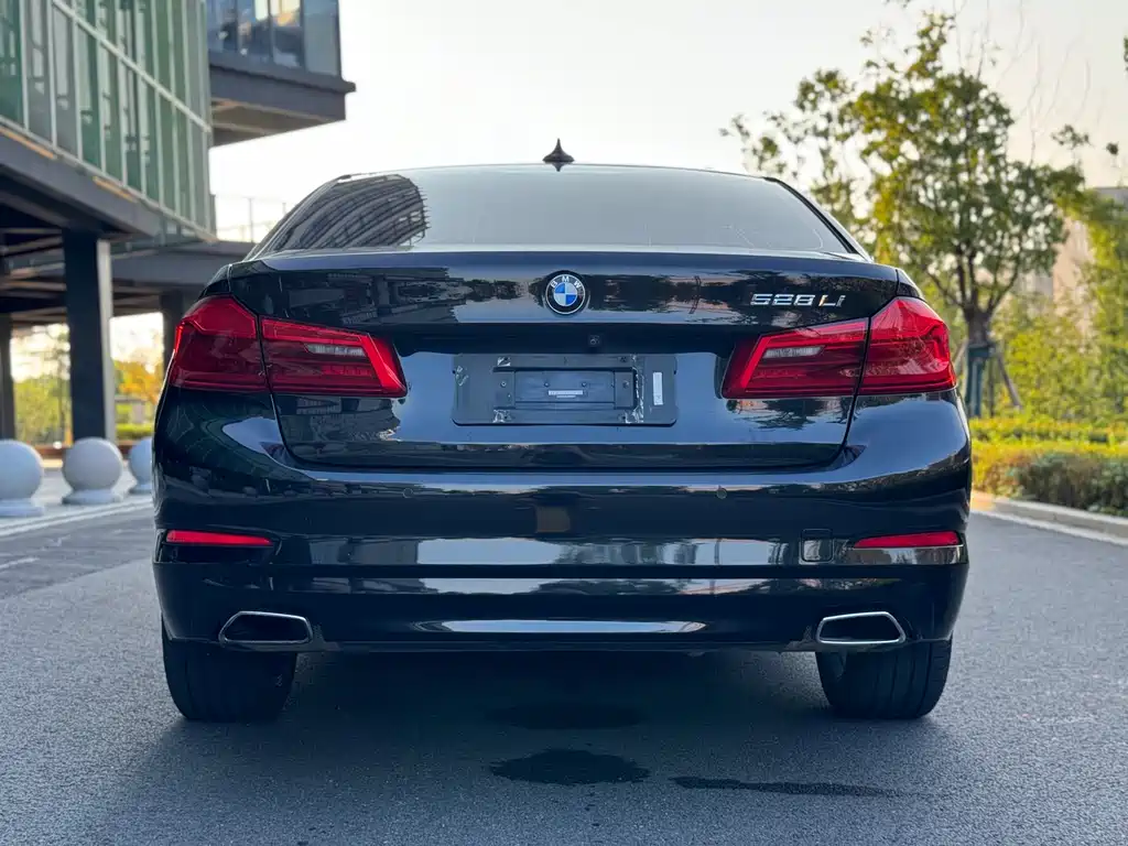 BMW 5 Series 2018 — фото 12