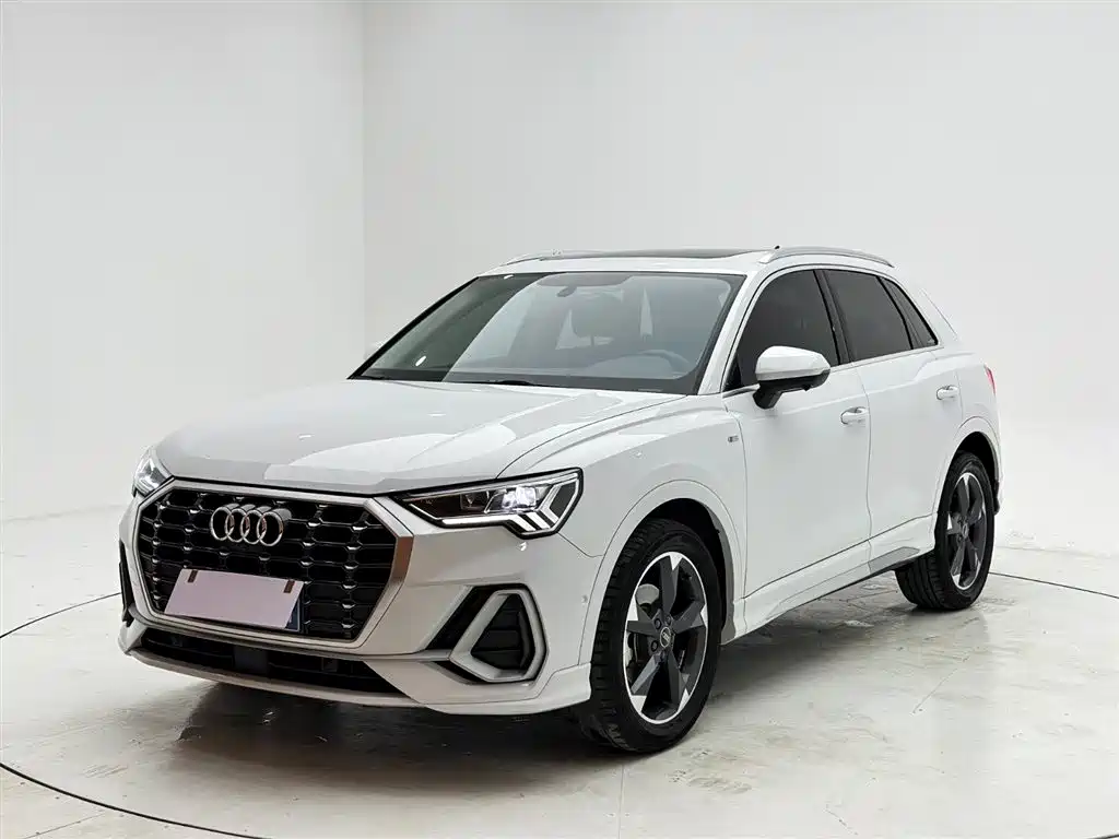 Audi Q3 2022 — фото 1