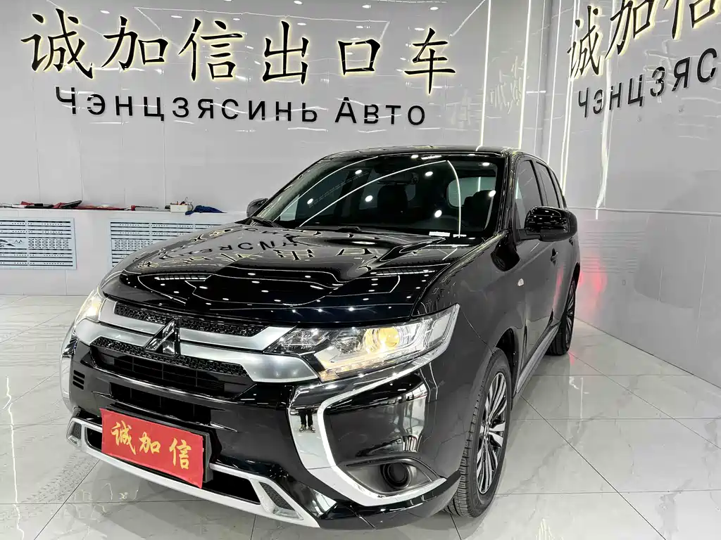 Mitsubishi Outlander 2022 — фото 1