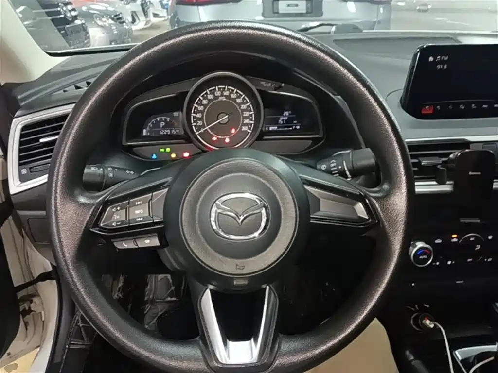 Mazda 3 Axela 2020 — фото 11