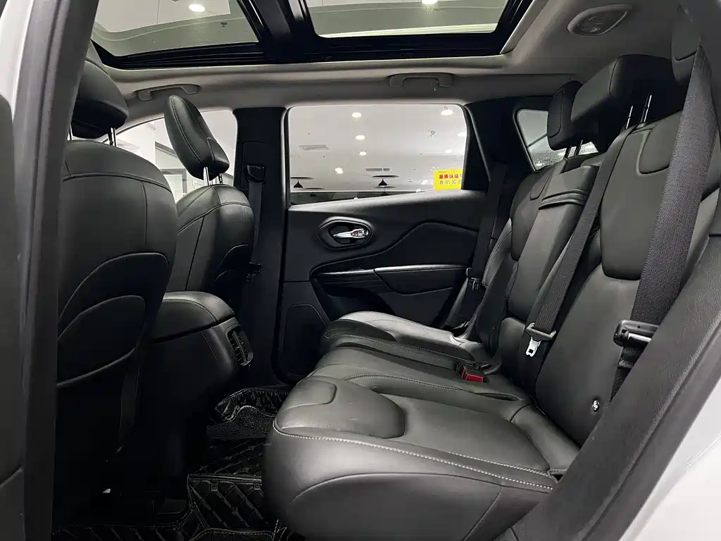 Jeep Cherokee 2018 — фото 14