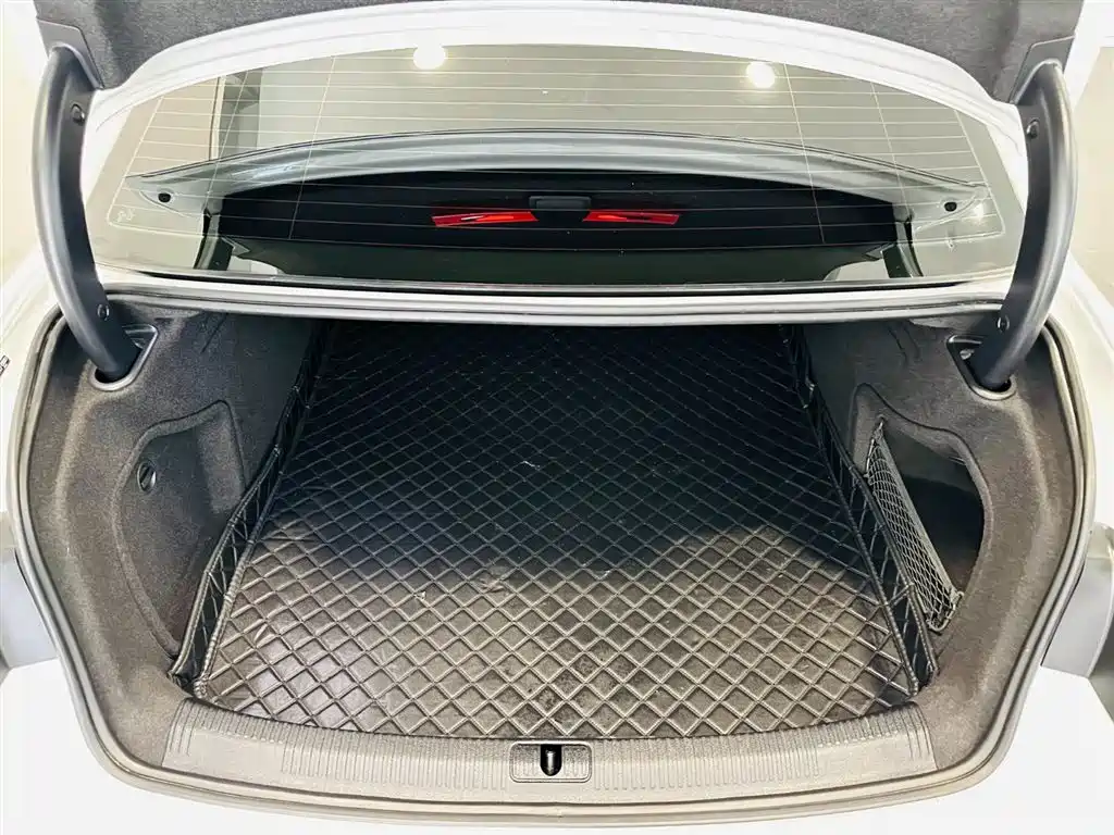 Audi A4L 2023 — фото 6