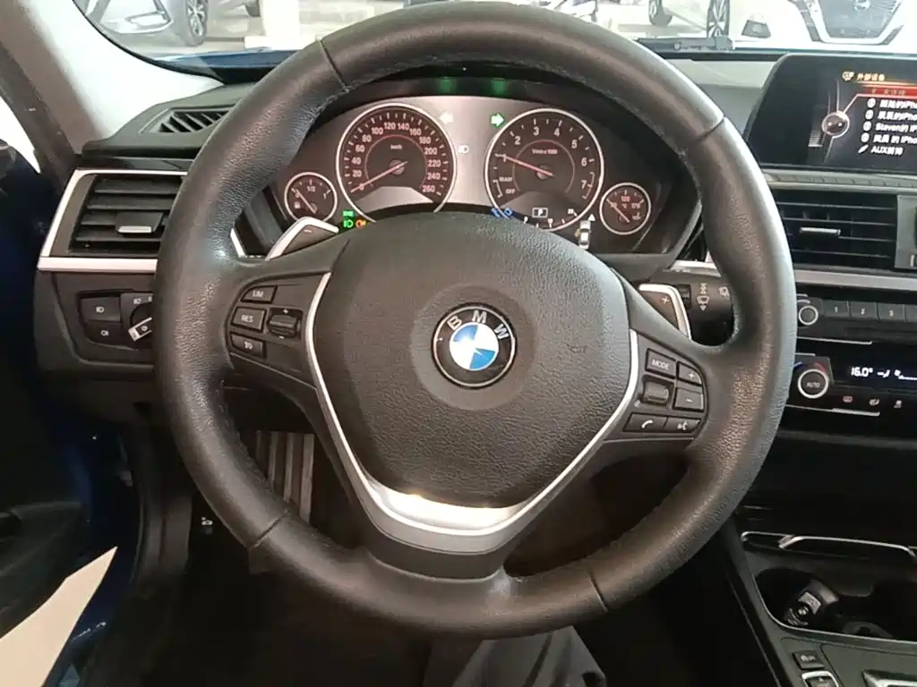 BMW 3 Series 2017 — фото 11