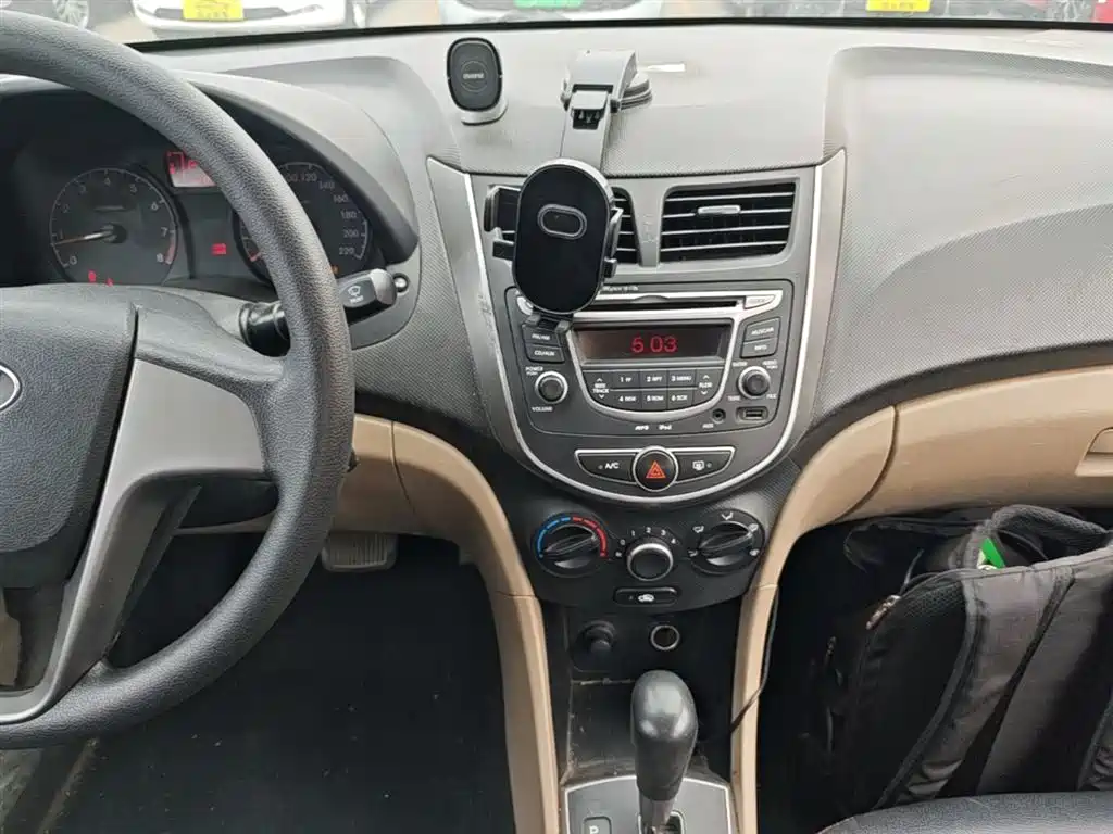 Hyundai Verna 2015 — фото 13
