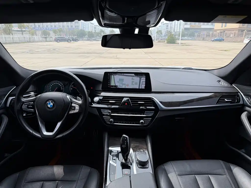 BMW 5 Series 2018 — фото 18