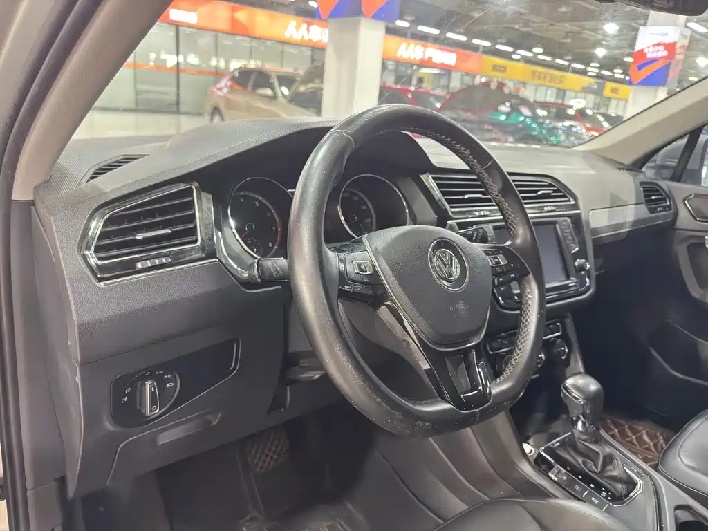 Volkswagen Tiguan L 2017 — фото 12