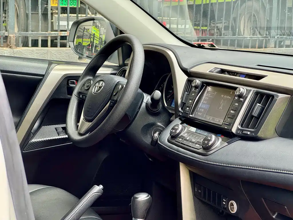Toyota RAV4 2015 — фото 12