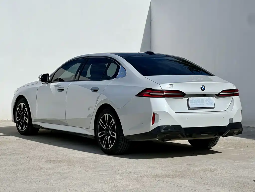 BMW 5 Series 2024 — фото 10