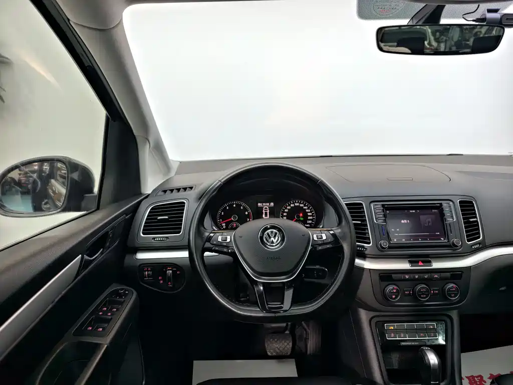 Volkswagen Sharan 2017 — фото 24