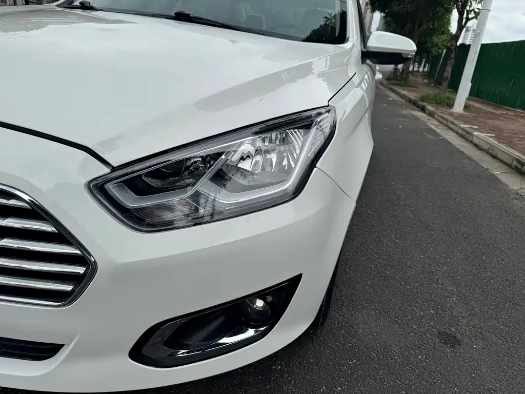 Ford Escort 2015 — фото 12