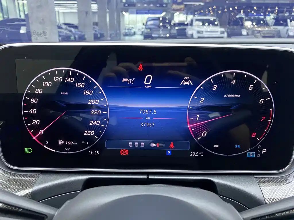 Mercedes-Benz C-Class 2025 — фото 14