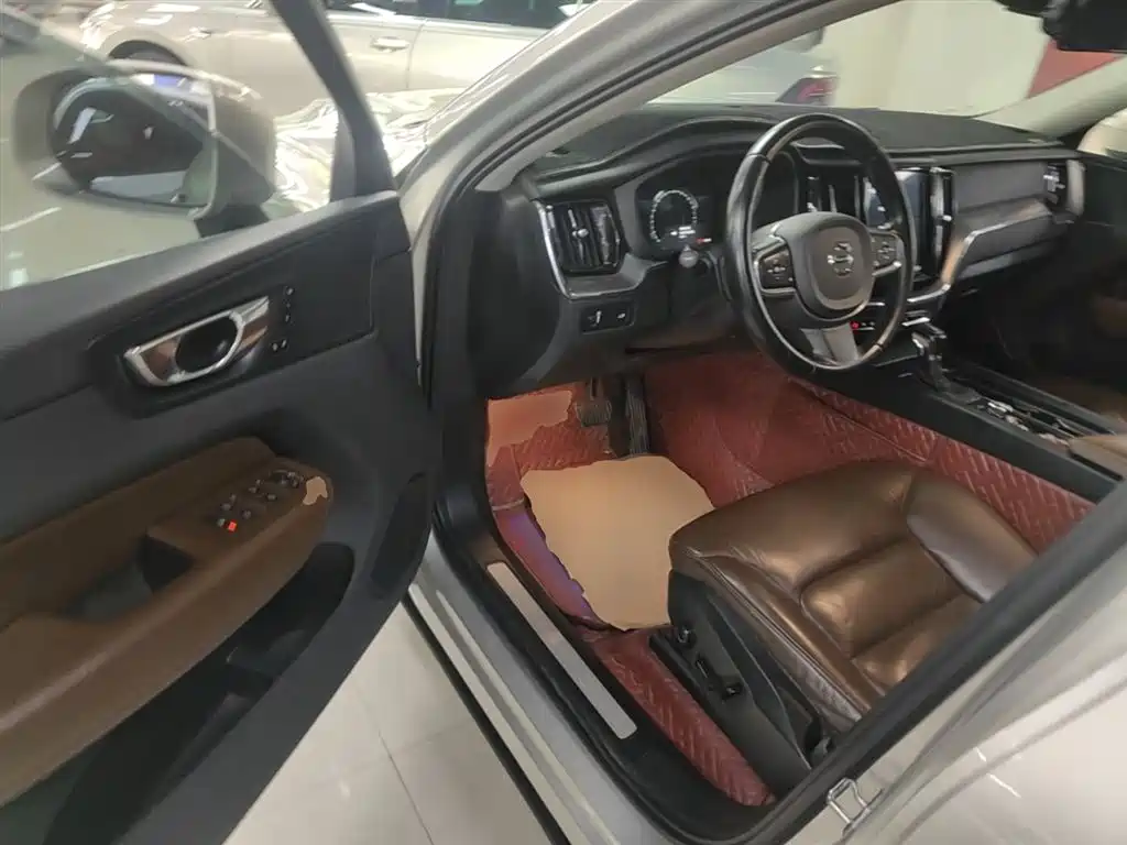 Volvo XC60 2020 — фото 16