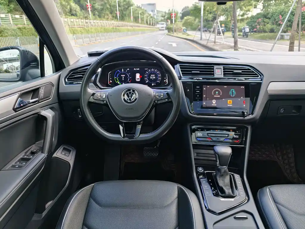 Volkswagen Tiguan L Plug-In Hybrid 2021 — фото 11