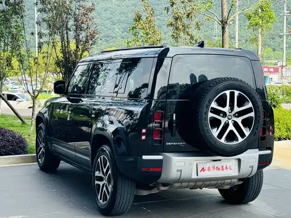 Land Rover Defender 2021