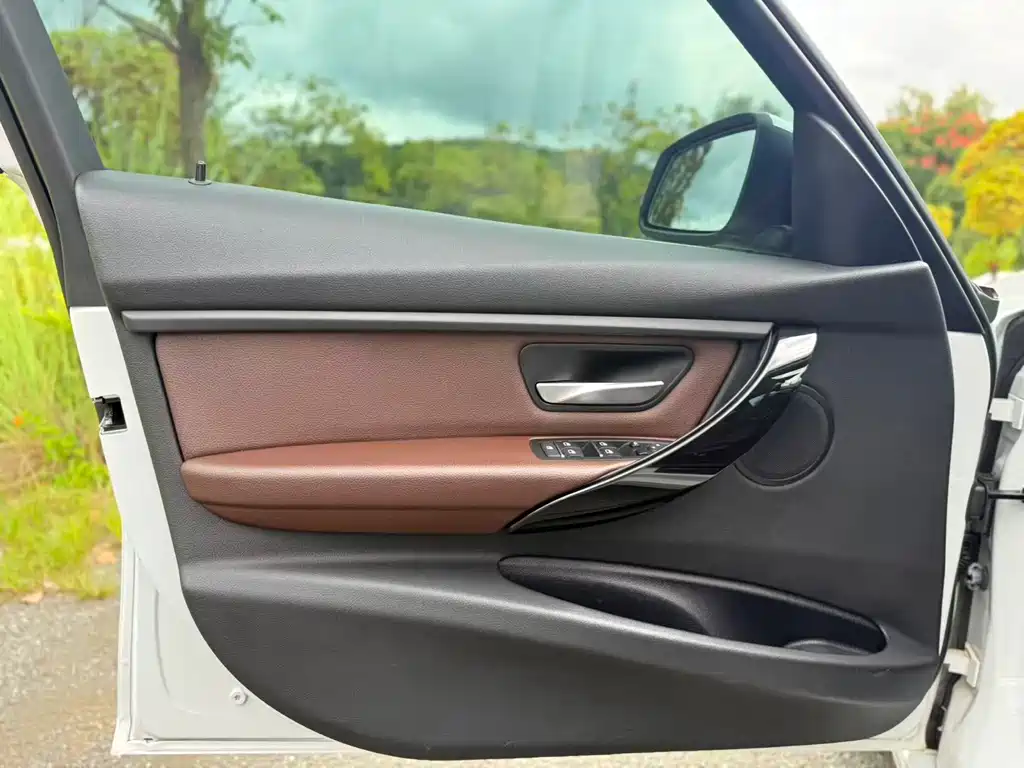 BMW 3 Series 2019 — фото 17