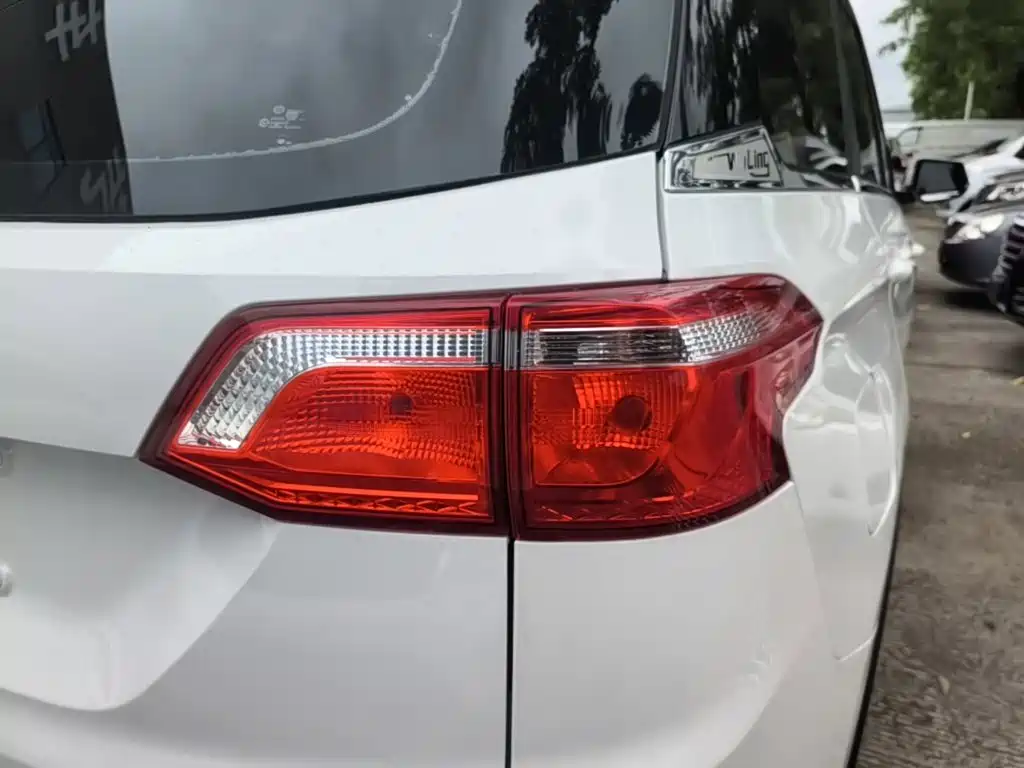 Wuling Hongguang S3 2018 — фото 8