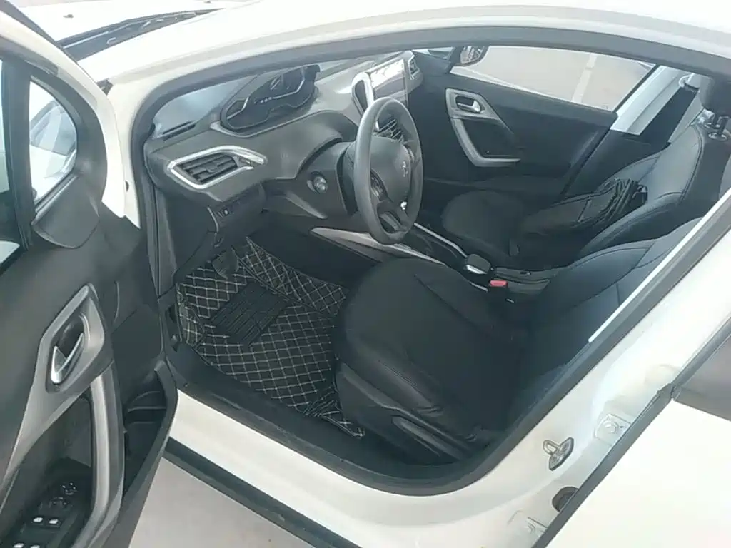 Peugeot 2008 2014 — фото 15