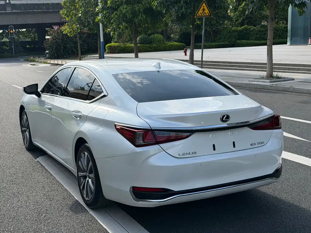 Lexus ES 2020 — фото 13
