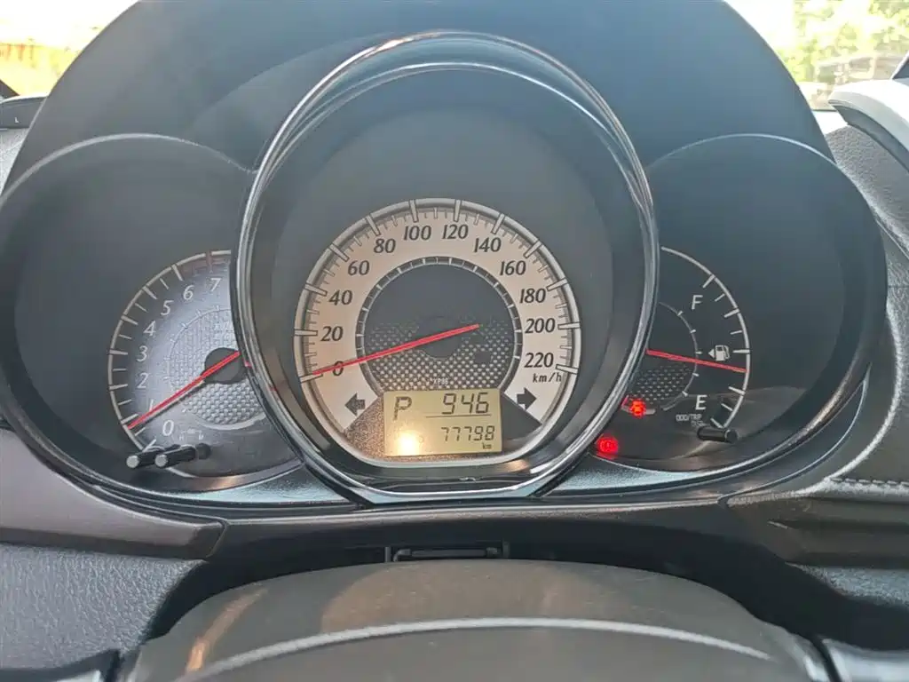Toyota Yaris L 2015 — фото 8