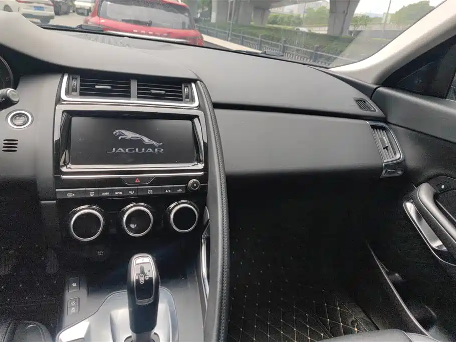 Jaguar E-PACE 2018 — фото 13