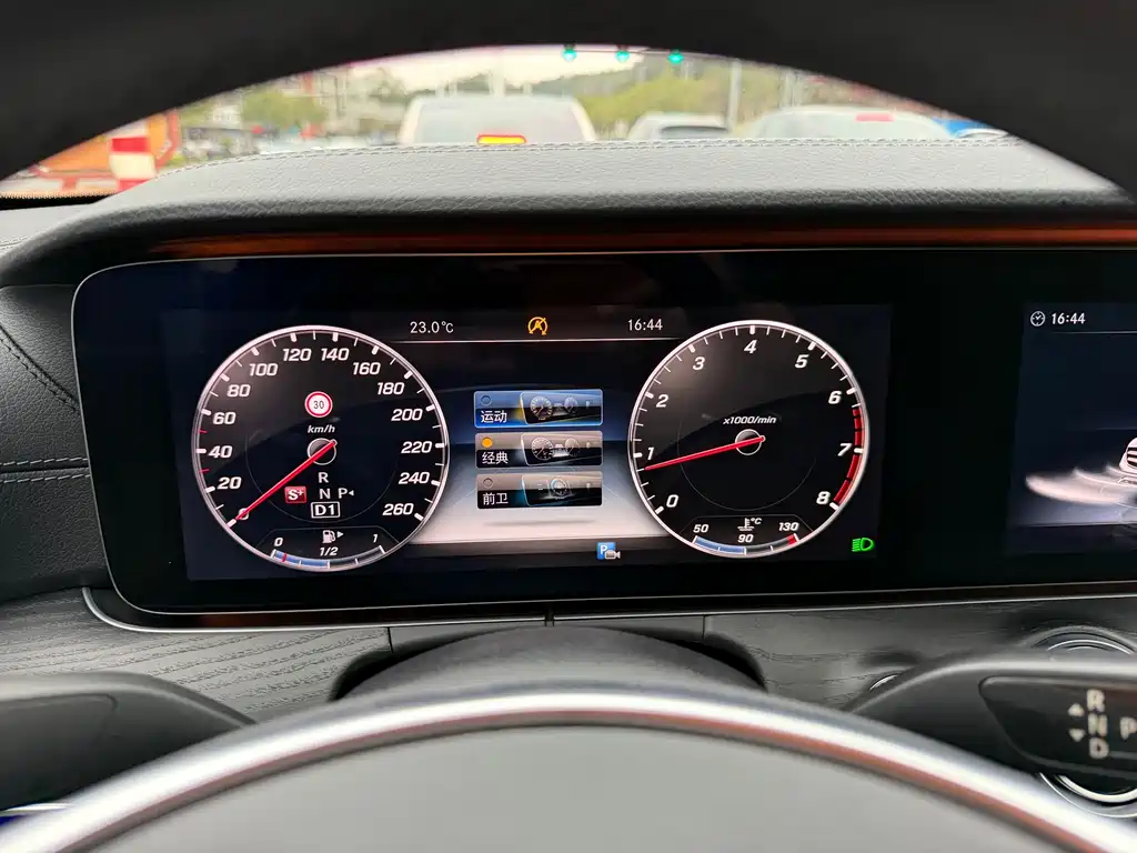 Mercedes-Benz E-Class 2018 — фото 16