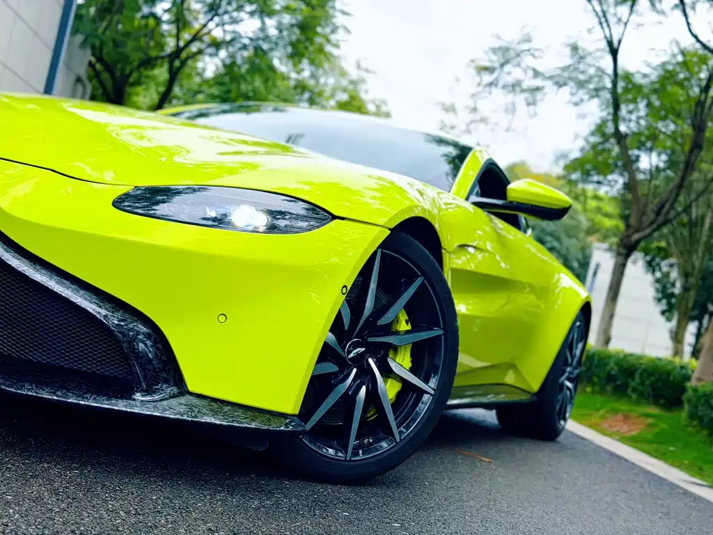 Aston Martin V8 Vantage 2019 — фото 8