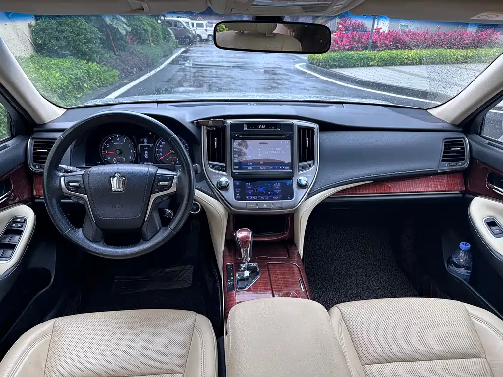 Toyota Crown 2016 — фото 2