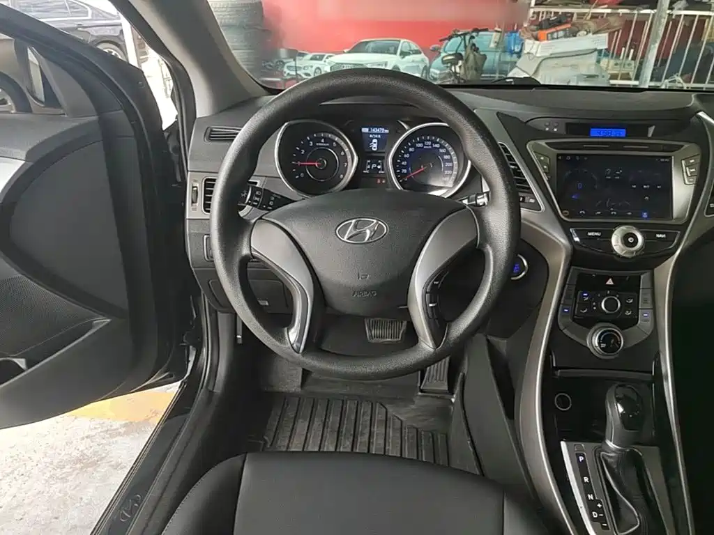 Hyundai Elantra 2015 — фото 11