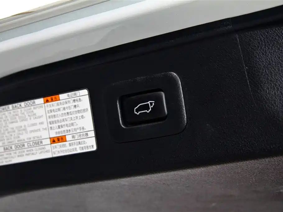 Toyota Alphard 2023 — фото 32