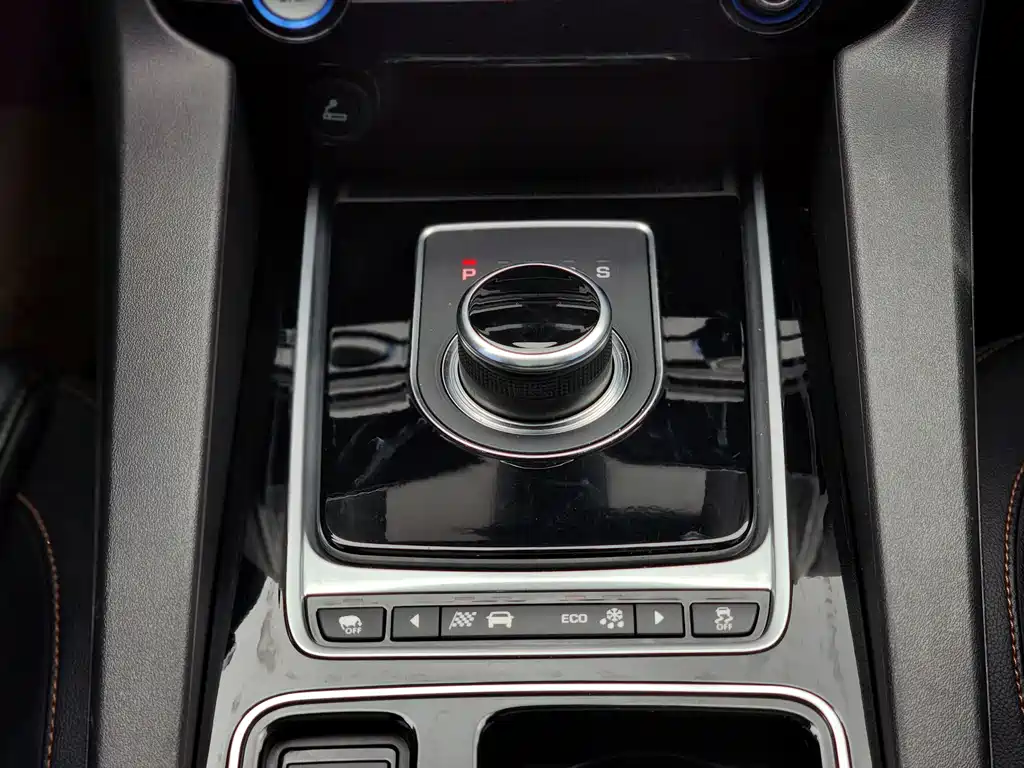 Jaguar F-PACE 2018 — фото 18