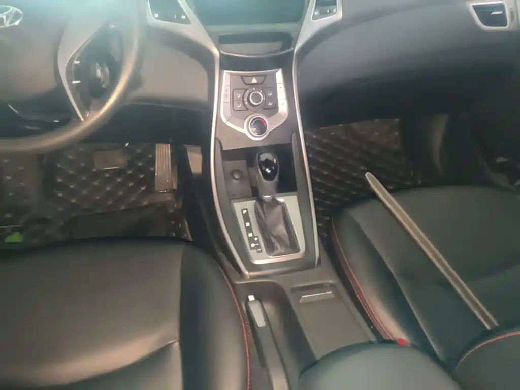 Hyundai Elantra 2016 — фото 14