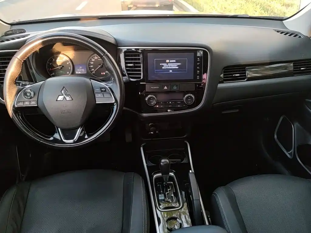 Mitsubishi Outlander 2018 — фото 10
