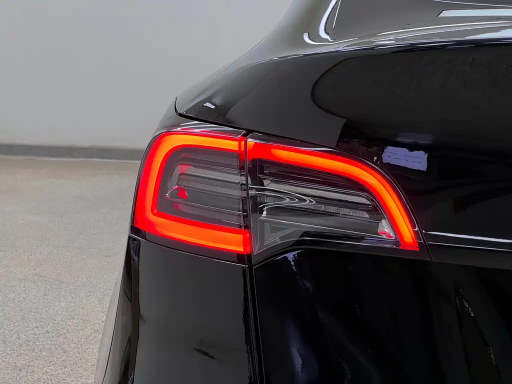 Tesla Model Y 2023 — фото 11