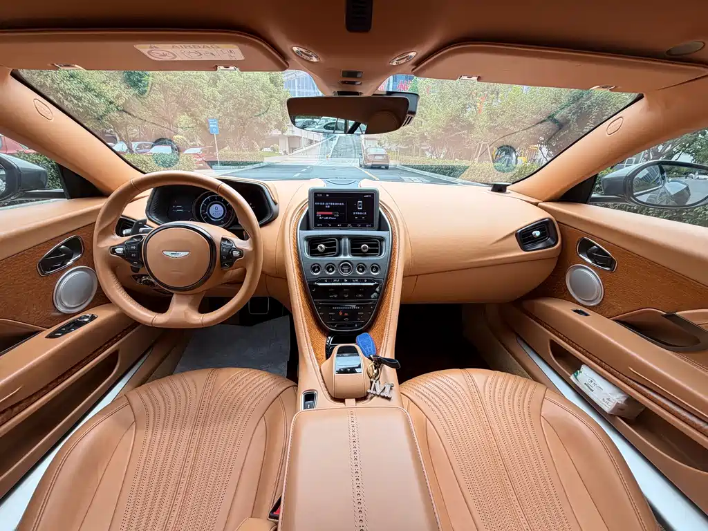 Aston Martin DB11 2017 — фото 11