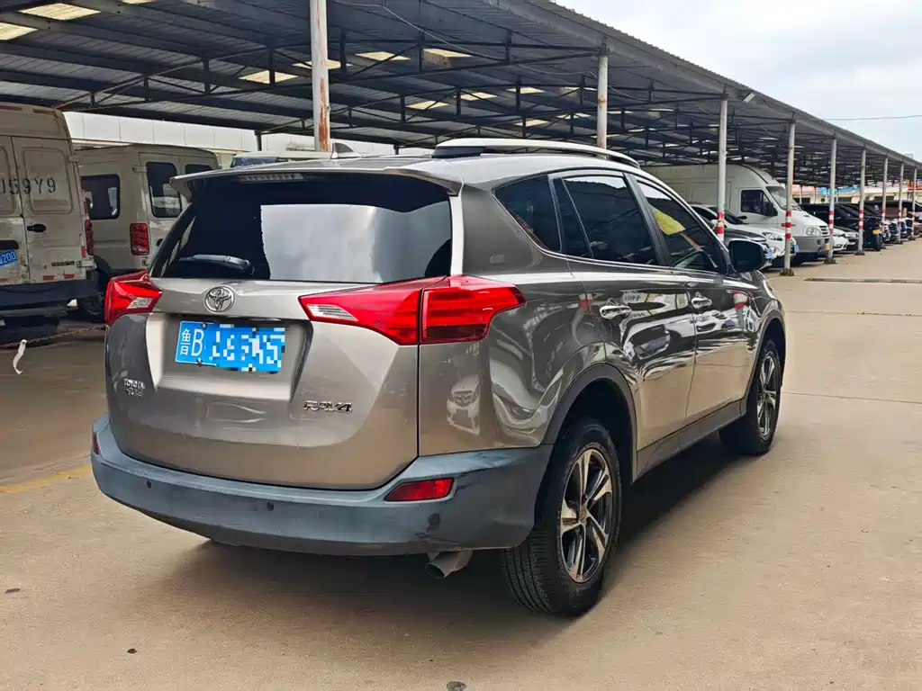 Toyota RAV4 2015 — фото 8