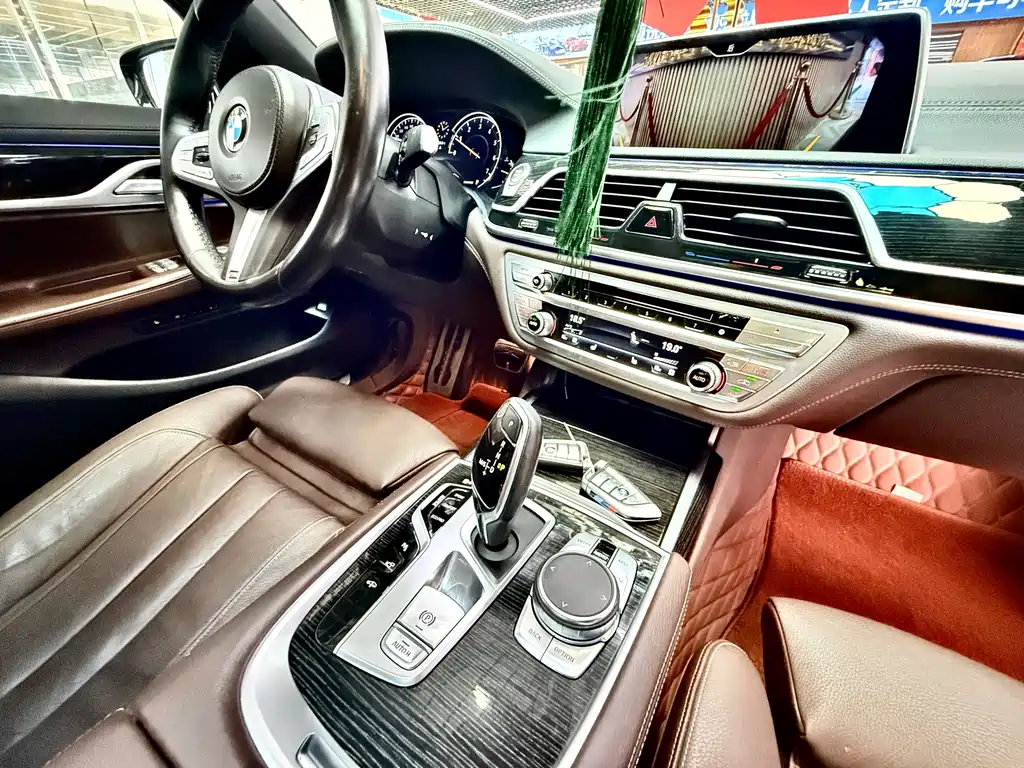 BMW 7 Series 2018 — фото 13