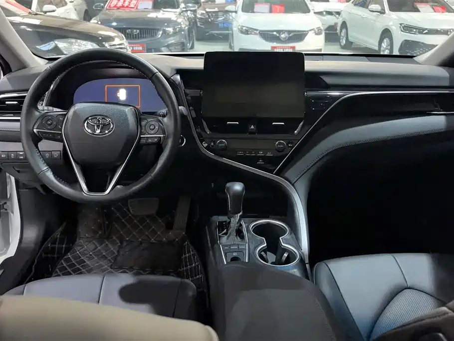 Toyota Camry 2023 — фото 12
