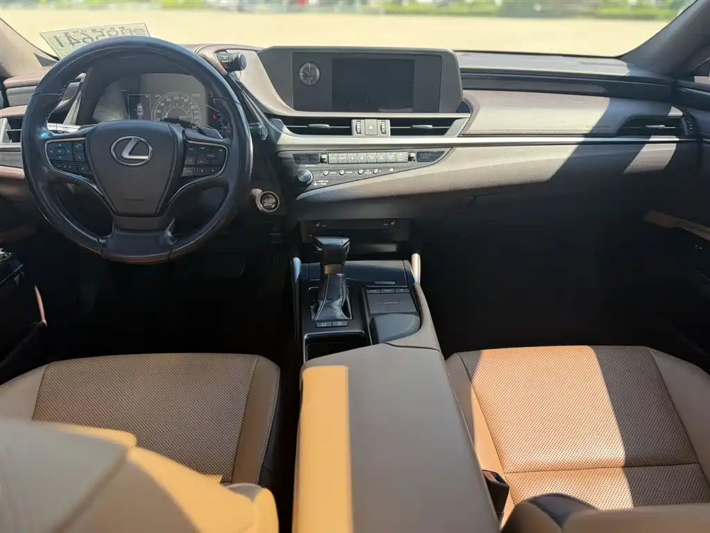 Lexus ES 2019