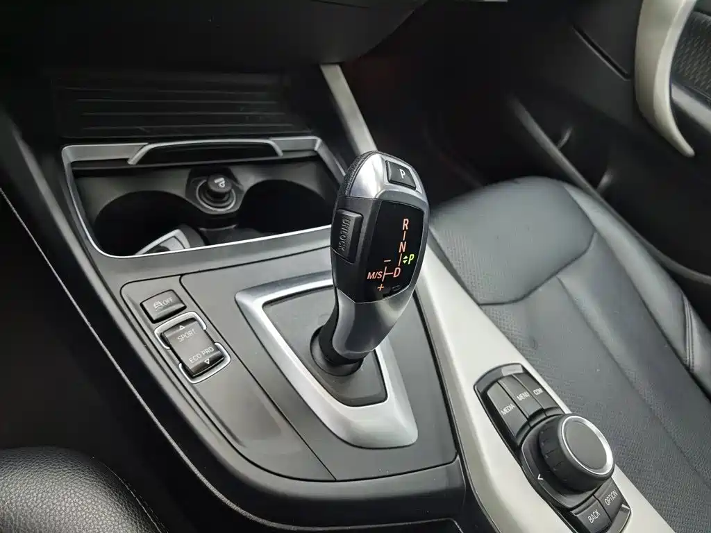 BMW 1 Series 2019 — фото 13