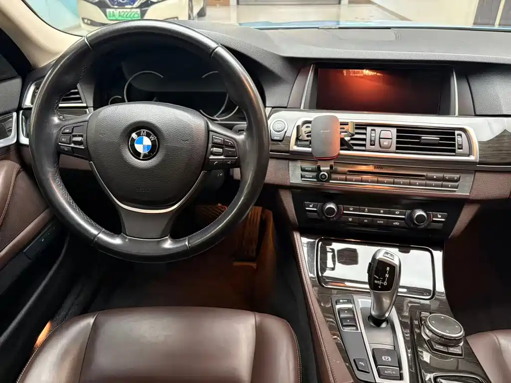 BMW 5 Series 2015 — фото 31