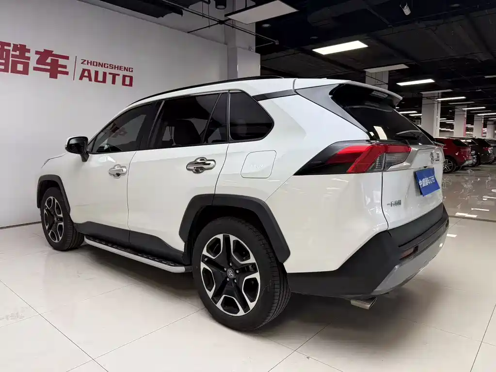 Toyota RAV4 2021 — фото 12
