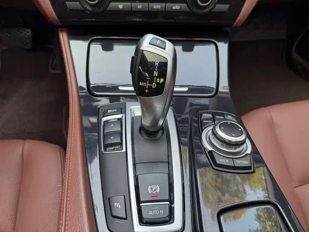 BMW 5 Series 2015 — фото 17