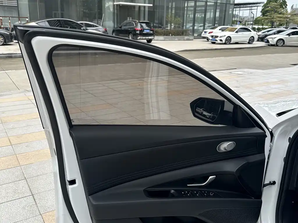 Hyundai Elantra 2023 — фото 12