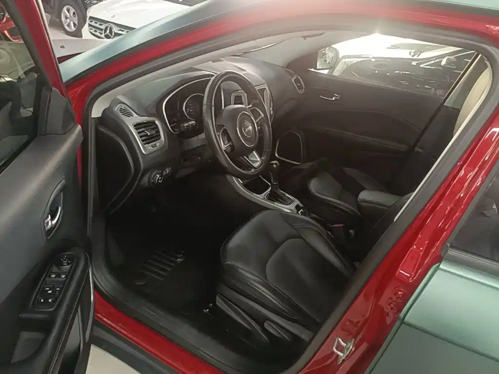 Jeep Compass 2018 — фото 16